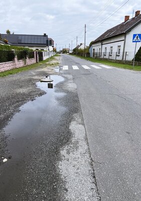 Wystające studzienki, stojące kałuże oraz przejścia bez chodników - szczedrzycka codzienność